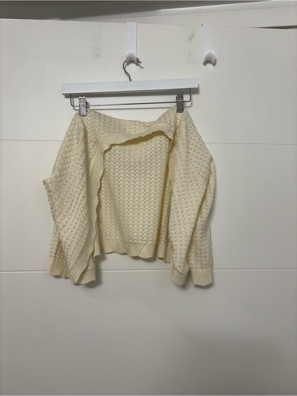Scallop-Edge Cream Knit Cropped Cardigan - Picture 4 of 5